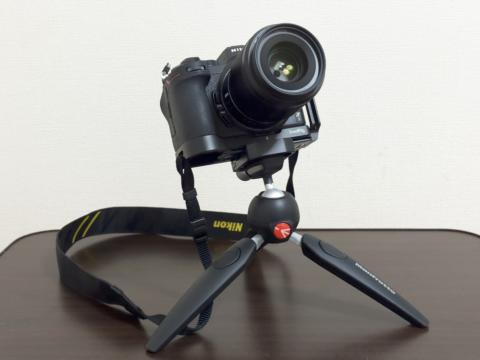 ニコンZ5とNIKKOR Z 50mm f/1.8SをマンフロットPIXI EVOのミニ三脚にLeftfotoのクリックリリースクランプで装着。横位置。