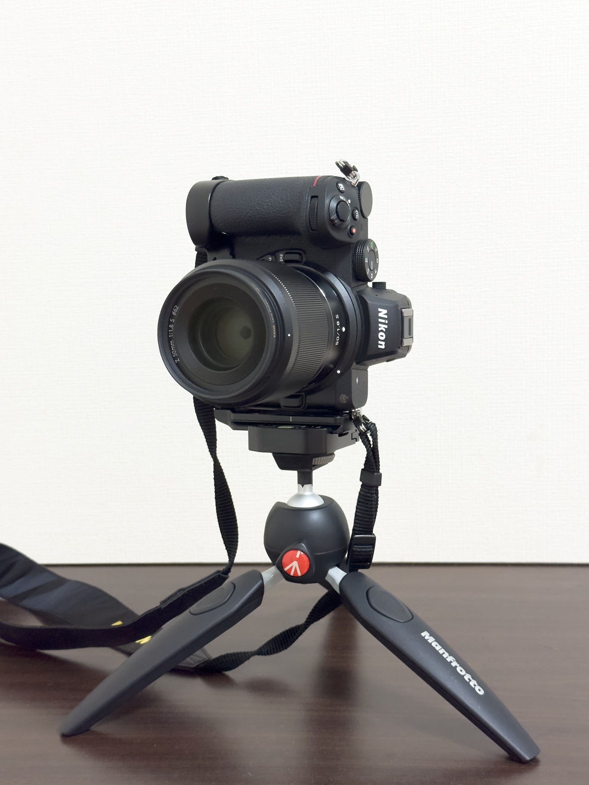 ニコンZ5とNIKKOR Z 50mm f/1.8SをマンフロットPIXI EVOのミニ三脚にLeftfotoのクリックリリースクランプで装着。縦位置。