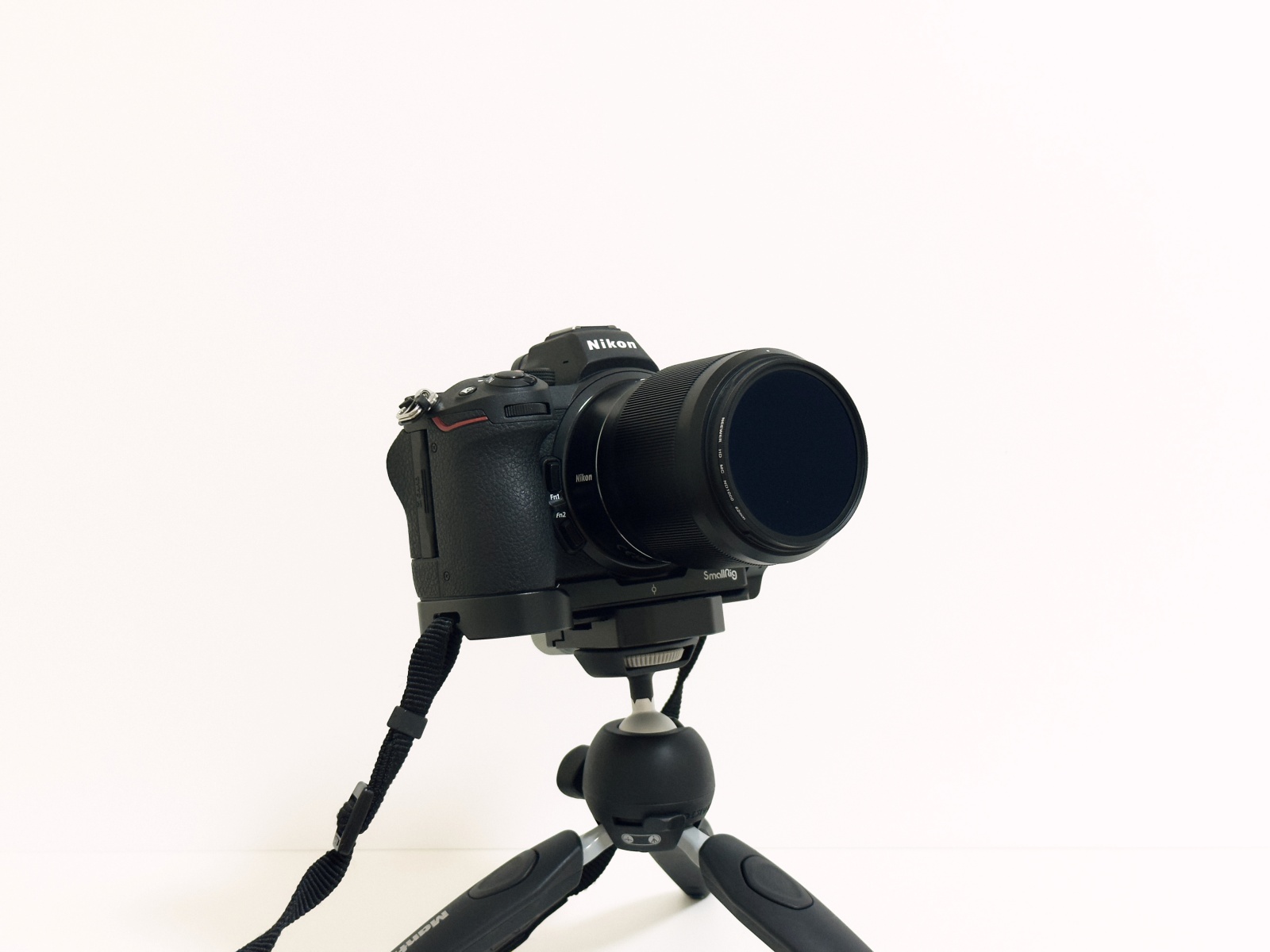 カメラにNDフィルターを装着するとこんな感じ。ちなみにカメラはNikon Z5、レンズはNIKKOR Z 50mm f/1.8 Sです。NIKKOR Z 50mm f/1.8 Sのフィルター径は62mmなので、NEEWERのNDフィルター径も62mmにしました。もしレンズを複数持っていてフィルター径が全部違う場合は、お持ちのレンズの一番大きいフィルター径のNDフィルターを購入すると良いです。フィルター径を調整できるステップアップリングで装着可能になります。