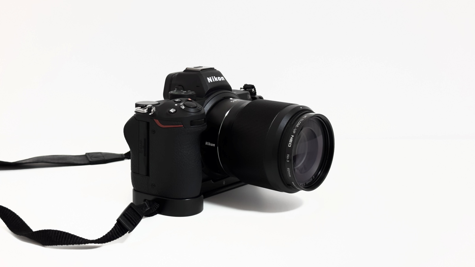 これはNIKKOR Z 50mm f/1.8 SにMCクローズアップNEO No.3を装着した写真です。レンズの装着は保護フィルターと同じでネジになっているので、クルクル回すだけで装着可能です。なお、四隅周辺がケラレる可能性があるので、保護フィルターは外した方が良いです。