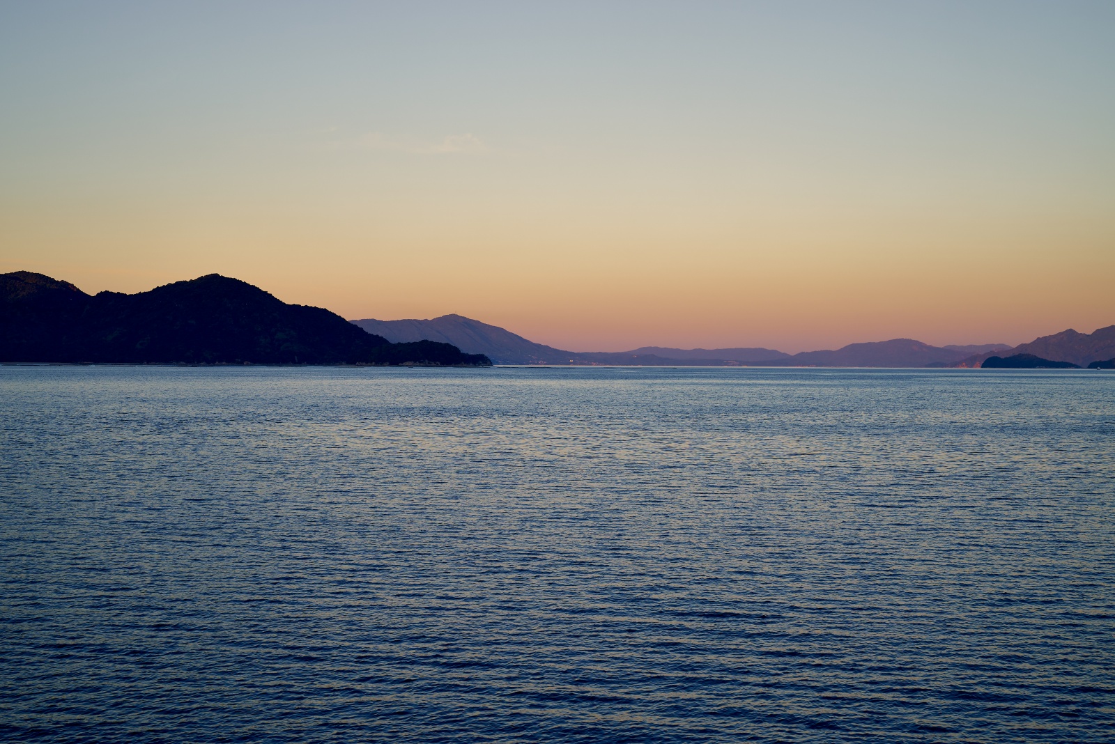 ニコンZ5とNIKKOR Z 50mm f/1.8Sで撮った写真。f/11, 1/40sec, ISO100。マジックアワーの瀬戸内海。マジックアワーは細かく分けるとゴールデンアワーとブルーアワーに分けられますが、これはゴールデンアワーですね。