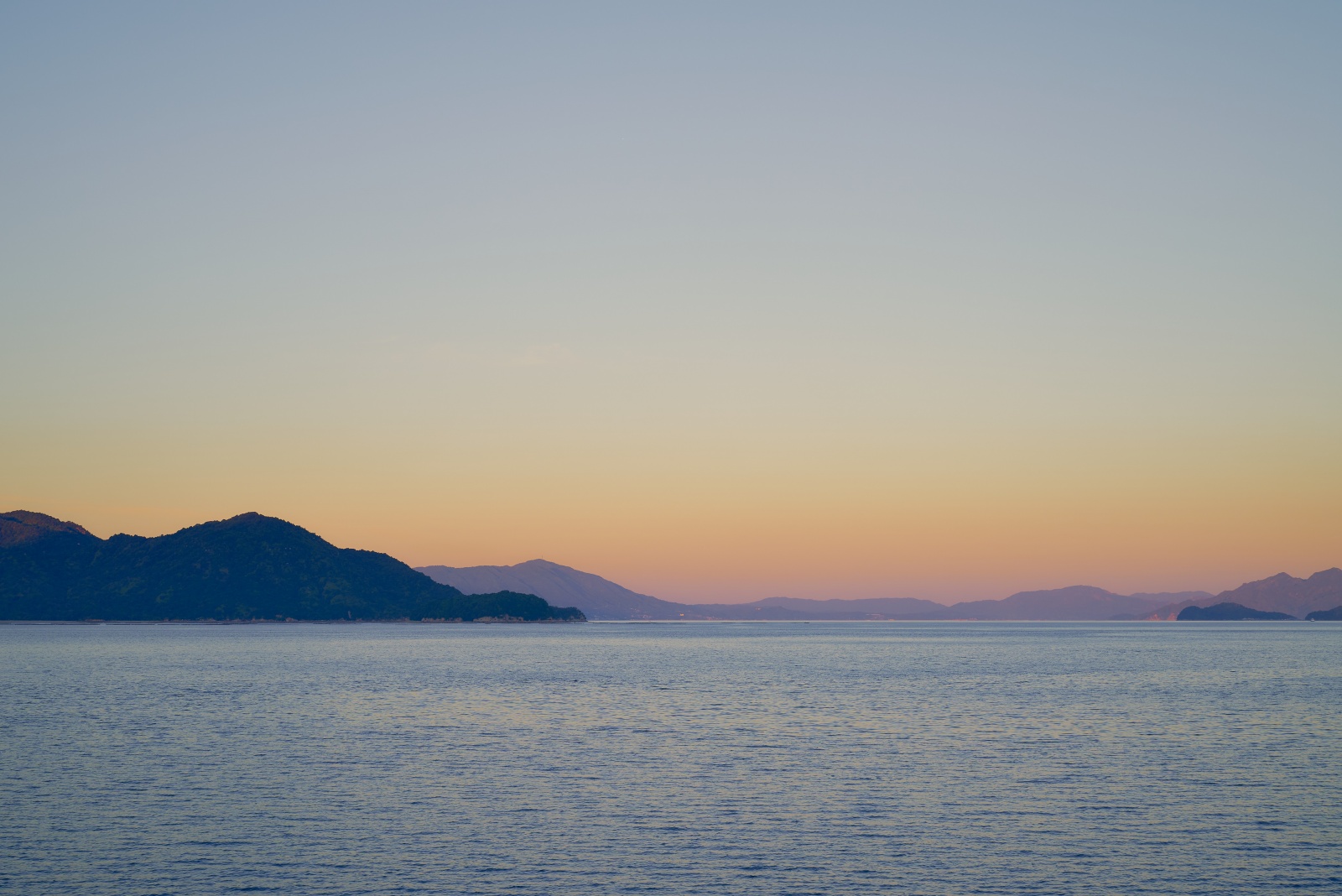 ニコンZ5とNIKKOR Z 50mm f/1.8Sで撮った写真。f/11, 1/40sec, ISO100。同じ位置からですが、やはり夕焼けの空がメインの被写体ということで、空をより広く写しました。