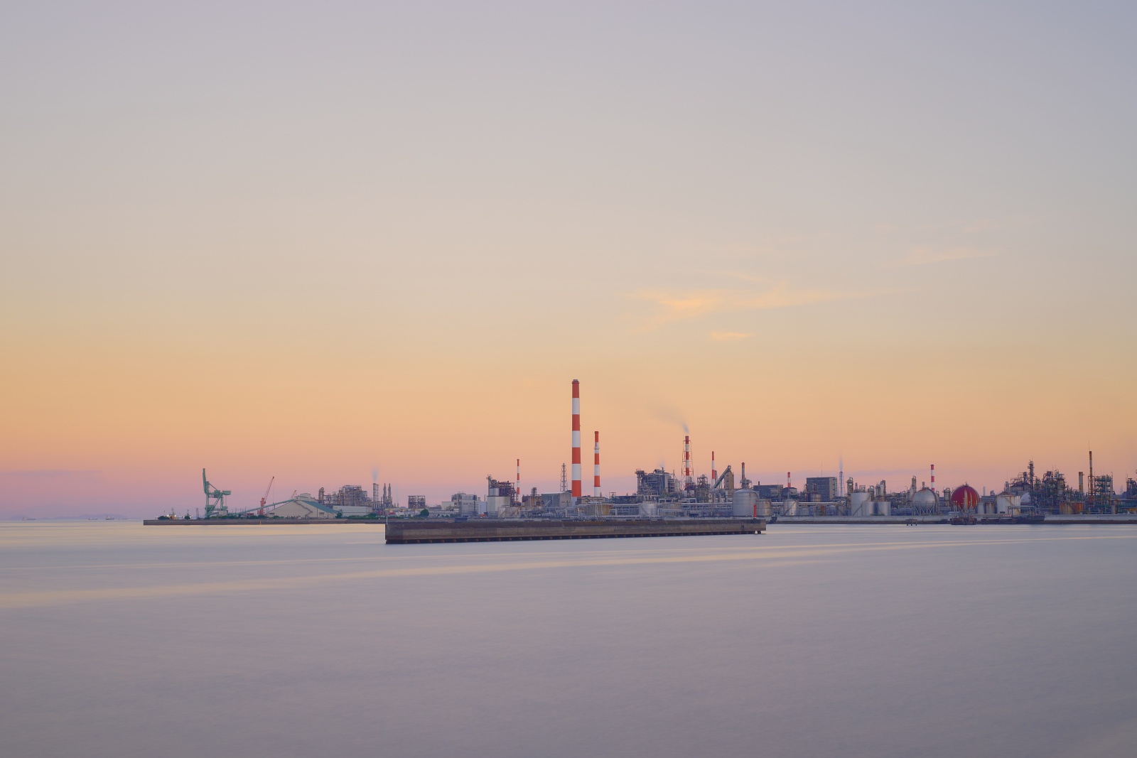 ニコンZ5とNIKKOR Z 50mm f/1.8Sで撮った写真。f/11, 30sec, ISO100。工場地帯のゴールデンアワー。これはND1000のNDフィルターを使って長時間露光にしています。波と夕焼け空の色が平均化されて、とても美しい写真になりました。