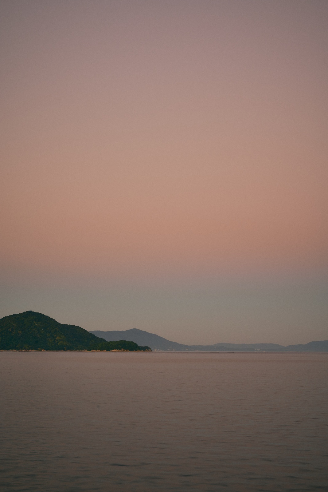 ニコンZ5とNIKKOR Z 50mm f/1.8Sで撮った写真。f/13, 0.63sec, ISO100。同じ位置でも時間が経つと夕焼けの空の表情がどんどん変化していきます。はたから見ると風景をのんびり撮っているように見えると思いますが、シャッターチャンスは一瞬です。
