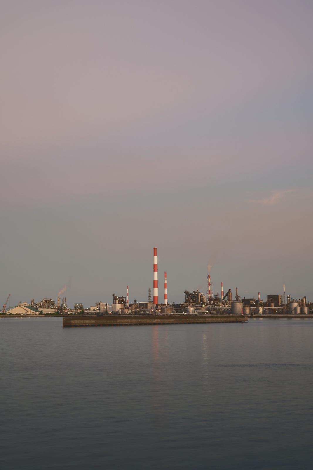 ニコンZ5とNIKKOR Z 50mm f/1.8Sで撮った写真。f/11, 0.77sec, ISO100。こちらも同じ工場地帯ですが、フィルムライクに現像しました。落ち着いた雰囲気もまた良い感じです。