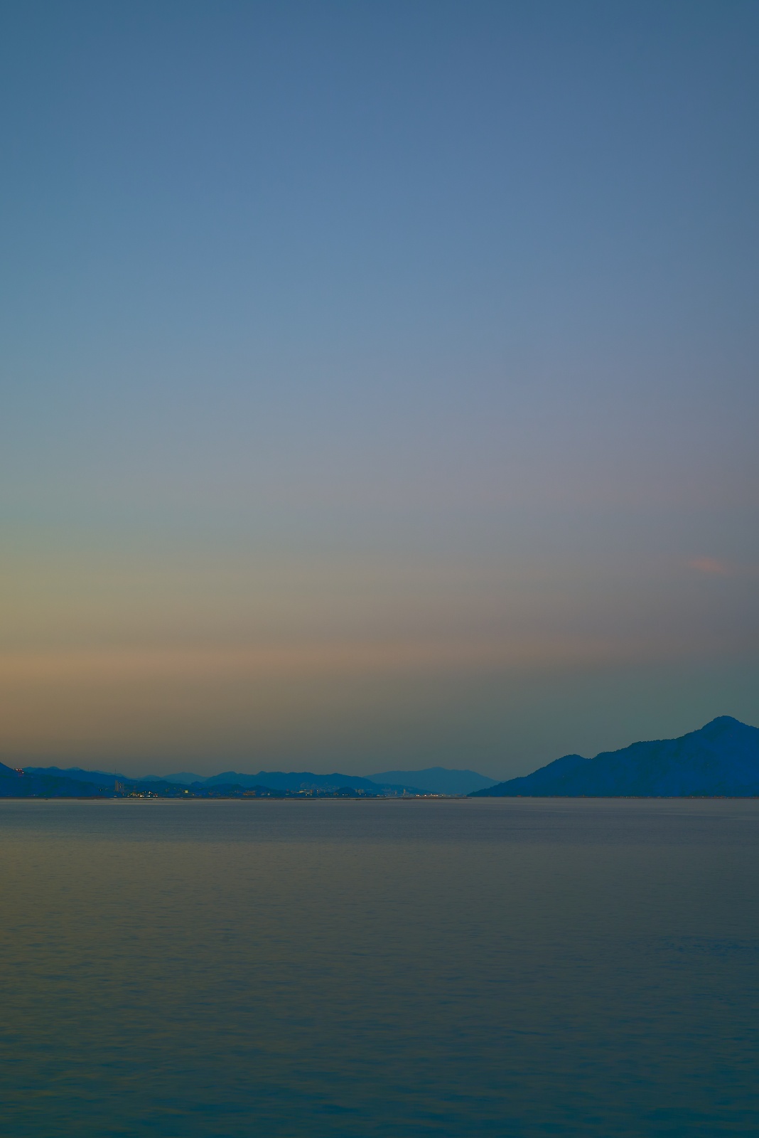 ニコンZ5とNIKKOR Z 50mm f/1.8Sで撮った写真。夕焼けと海と街明かり。