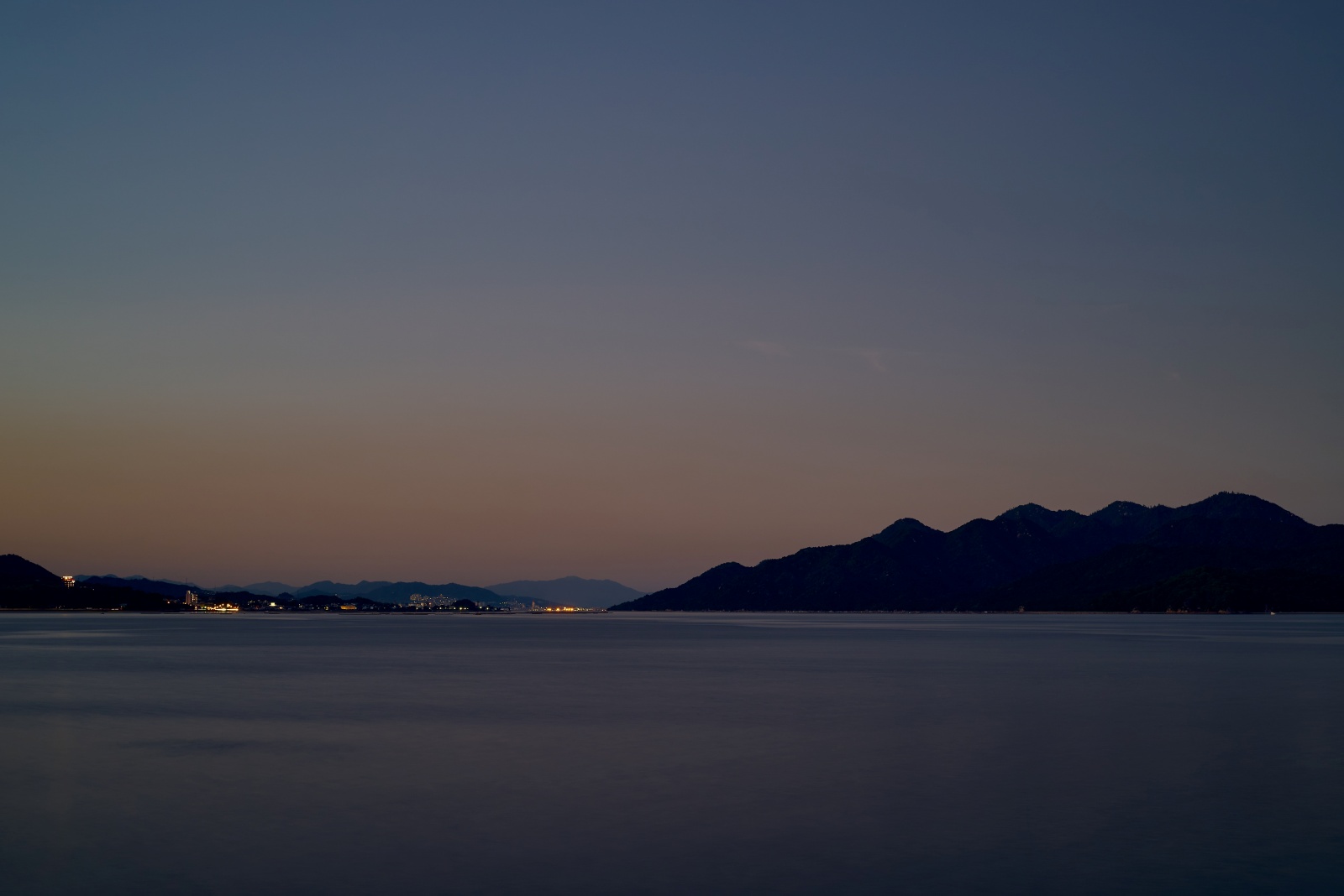 ニコンZ5とNIKKOR Z 50mm f/1.8Sで撮った写真。夕焼けと街明かり。